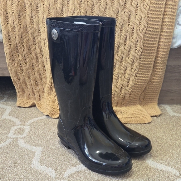 UGG Shoes - Ugg Shaye Black Tall Rain Boot w/ Sheepskin Lining - Size 9